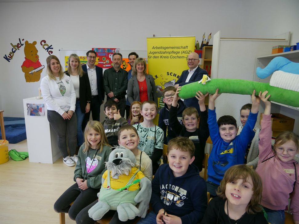 Ortsbürgermeister Jochen Hansen (rechts), VG-Bürgermeister Jürgen Hoffmann (3. v. l.) sowie die Erste Kreisbeigeordnete Anke Beilstein (2. v. r.) waren beim Tag des Gesundheitsamtes in der Grundschule Blankenrath auch dabei.  Foto: Sandra Hendges-Steffens