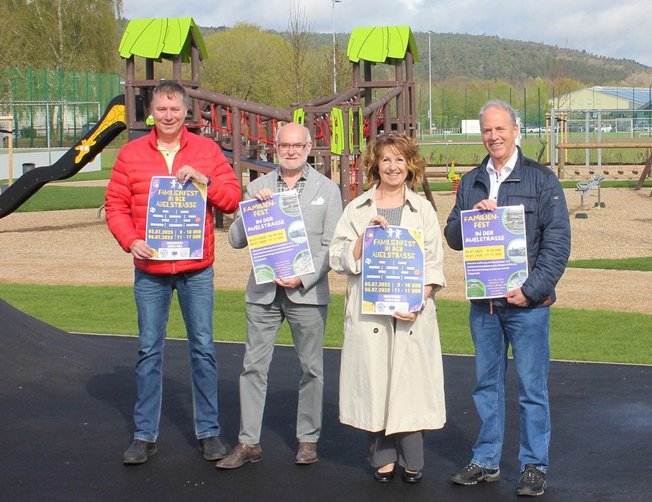 Freuen sich auf das Quartierfest an der Auelstraße (v.r.): Bürgermeister Hermann-Josef Esser, Grundschulleiterin Marianne Rütt, der Vorsitzende des TV Kall John Caris und der KSC-Vorsitzende Wolfgang Kirfel. Beim Fototermin verhindert war Stefan Kupp, Vorsitzen der des Bürgervereins Kall.