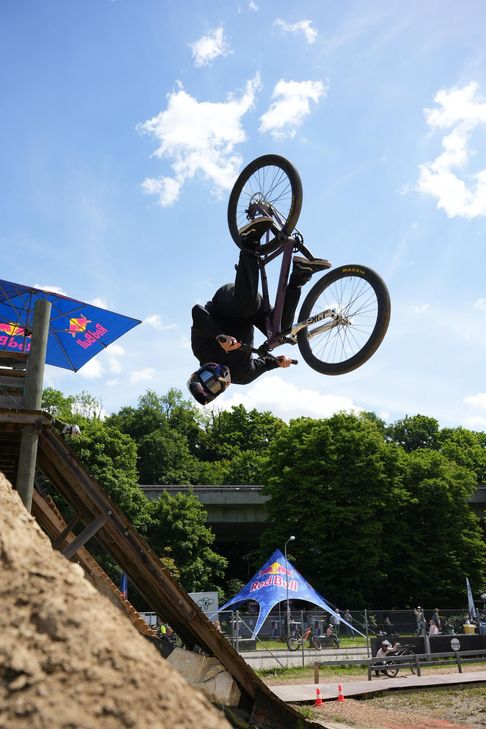 Auf dem neuen Pumtrack zeigt BMX-Profi Lennox Zimmermann seine Tricks, dabei soll auch ein Film entstehen.