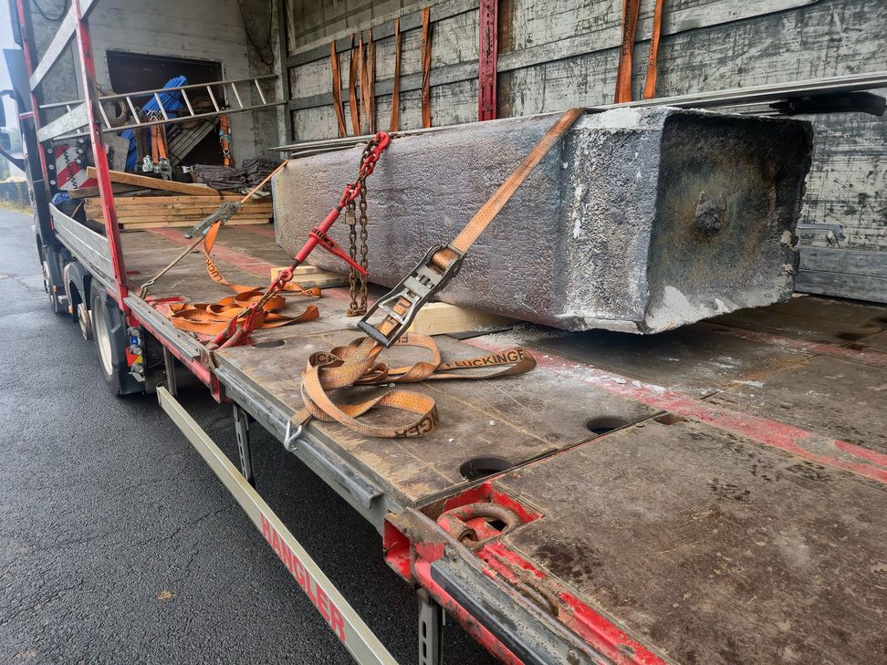 Zwei Elf-Tonnen-Stahlblöcke waren nur mit zwei Spanngurten und einer Kette gesichert.
