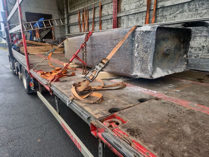 Zwei Elf-Tonnen-Stahlblöcke waren nur mit zwei Spanngurten und einer Kette gesichert.