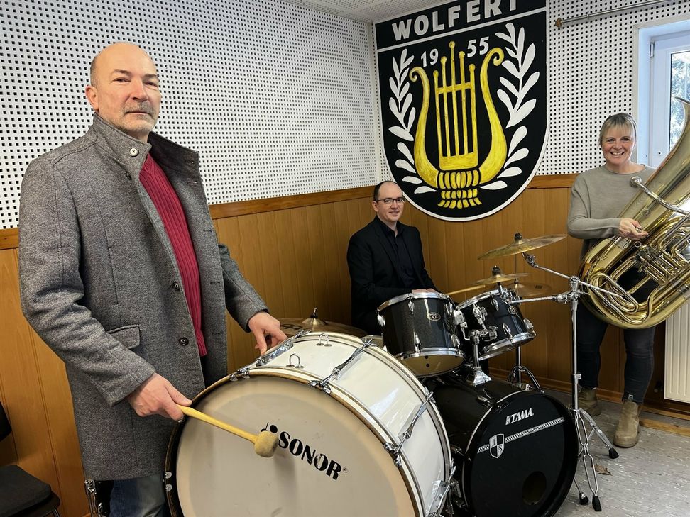 Joe Zeitzen (v.li.), Nico Haag und Anja Keul stellten im Proberaum des Musikvereins "Harmonie" Wolfert die Idee des Projektorchesters vor.