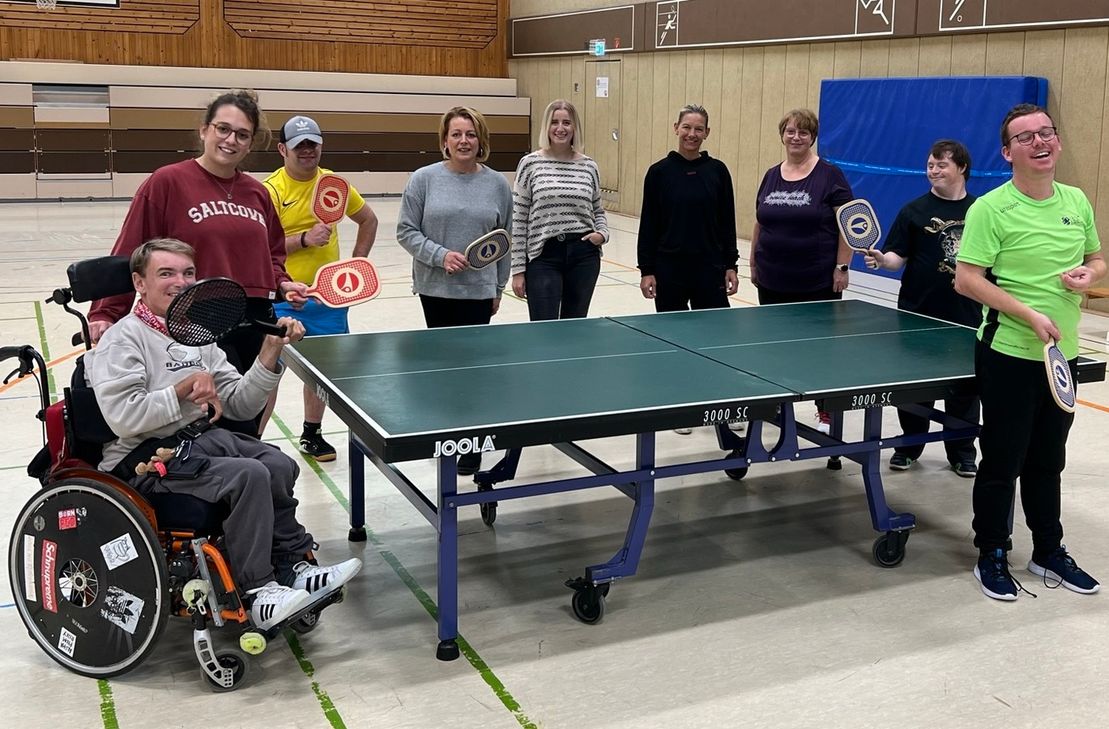 Gehandicapte aus verschiedenen Wohngruppen treffen sich mittwochs zur Sportstunde mit Rebecca Titz (2.v.l.) in der Dreifachturnhalle in Simmerath - Sara Thelen (4.v.r.) hat die Gruppe 2015 gegründet.