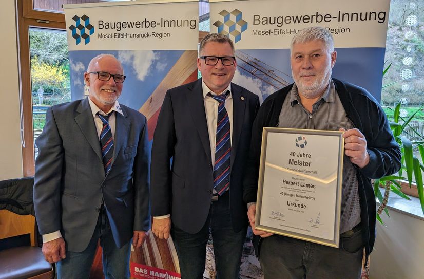 Herbert Lames (re.) wurde für 40 Jahre Meisterwürde geehrt. Es gratulierten Obermeister Harald Schmitz (Mitte) und Stellvertreter Martin Anton.