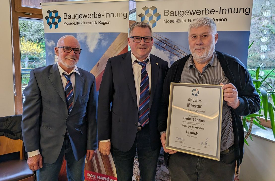 Herbert Lames (re.) wurde für 40 Jahre Meisterwürde geehrt. Es gratulierten Obermeister Harald Schmitz (Mitte) und Stellvertreter Martin Anton.