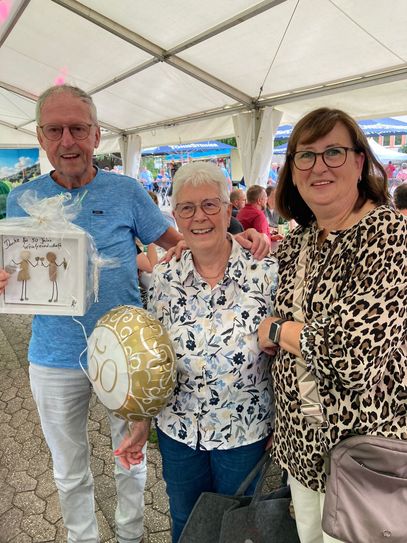 Seit 50 Jahren treue Gäste und echte Freunde (v.l.): Keef und Els Boonmann mit Birgitt Rosinski, die die langjährige Verbindung zum Weinfest in St. Aldegund begleitet und gepflegt hat.