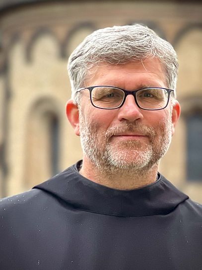 Abt Mauritius Wilde OSB Leitspruch: »Alles hat in Christus seinen Bestand«.