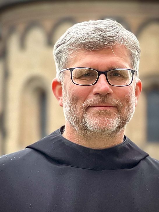 Abt Mauritius Wilde OSB Leitspruch: »Alles hat in Christus seinen Bestand«.