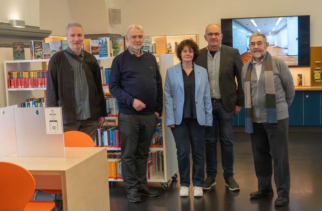 Kulturstaatssekretär Prof. Dr. Jürgen Hardeck (2. von links), hat die Bibliothek in Boppard besucht. Mit dabei waren (von links): Architekt Peter Kneip, Bibliotheksleiterin Sonja Weinert, Fachbereichs- und Museumleiter Frank Schröder und der Erste Beigeordnete der Stadt Boppard, Helmut Zindorf.