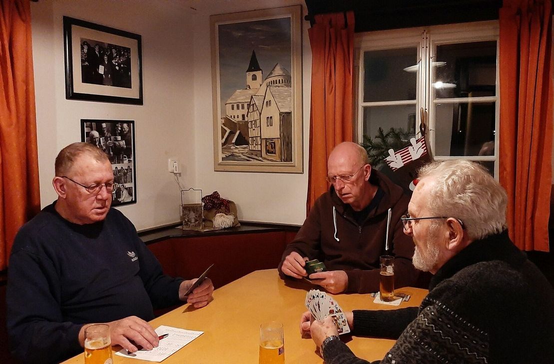 Inzwischen hat das große Ölgemälde der Kaller Pfarrkirche einen Ehrenplatz im Schankraum der Gaststätte Gier bekommen.