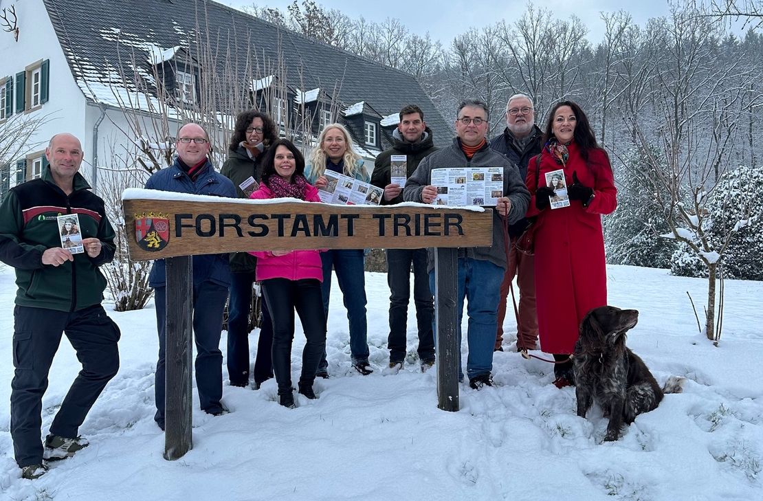 Vorstellung des Jahresprogramms im Schnee: besondere Orte haben es dem Verein Kultur in Schweich angetan, deshalb hat man sich spontan entschlossen das Programm 2024 im Schnee an der Waldbühne am Forstamt in Trier-Quint zu präsentieren. Von links nach rechts:
Peter Neukirch (Forstamt Trier) Lars Rieger, (Vorsitzender Kultur in Schweich)
Judith Schwickerath (Pastoralreferentin Bistum Trier, pastoraler Raum Schweich)
Sabine Bintz (Volkshochschule Schweich), Anke Krämer-Gorges (2. Vorsitzende Kultur in Schweich) Dominic Gosert (Pferdesportanlage Gosert) Johannes Lehnert( Moselsäge Schweich-Issel), Rudolf Maus (Kunst in Schweich) Shirley Winter (Big Band Art of Music)