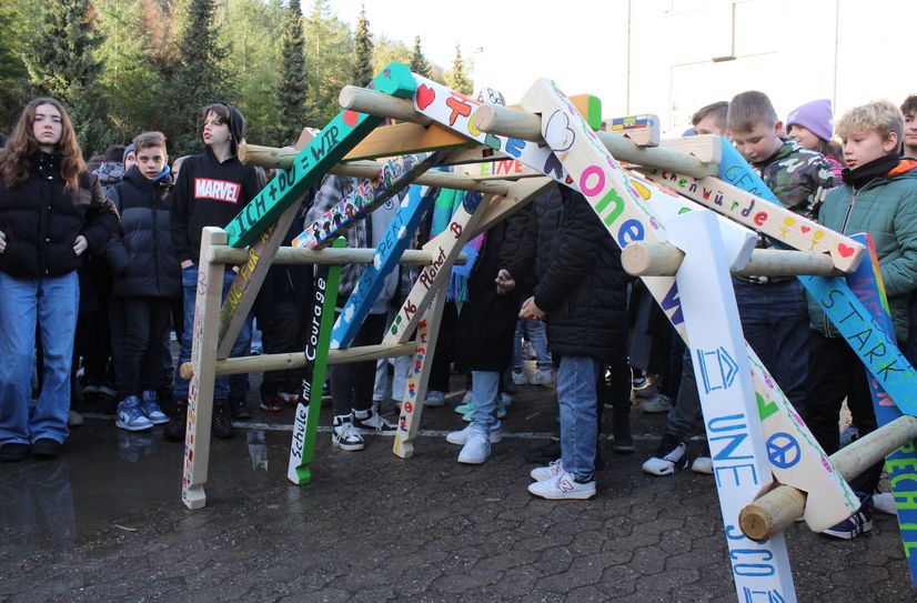 Die Balken fügten sich nach einem ausgeklügelten Plan zusammen und - das war für viele Anwesende überraschend - die sogenannte Leonardo-Brücke hielt, gänzlich ohne Schrauben oder Nägel.