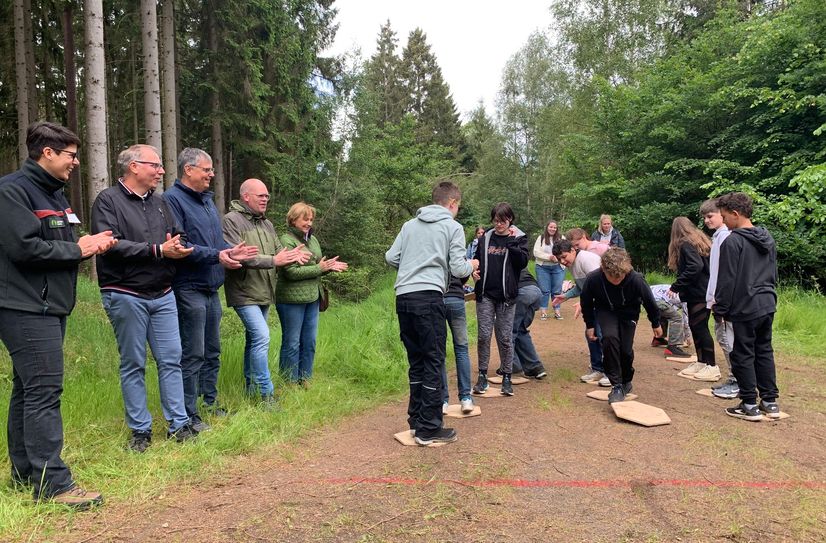 Ehrengäste feuern die Teilnehmer an.