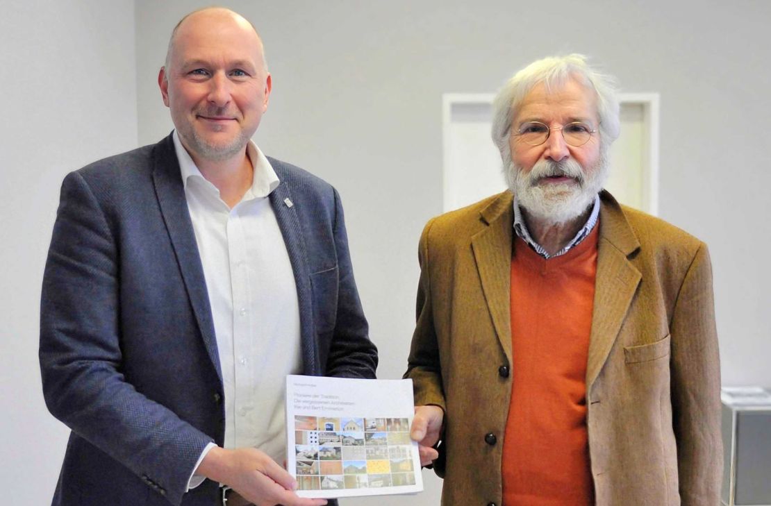 Dr. Richard Hüttel (rechts) überreicht das erste Buchexemplar an Landrat Andreas Kruppert.