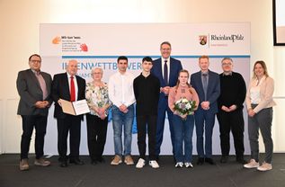 Die Projektbeteiligten bei der Ehrung in der Staatskanzlei: Martin Lautwein (Realschule plus), Hermann Hurth (Seniorenbeauftragter VG Konz) mit Ehefrau, Philipp Kuske & Collin Pagan (Schüler), Ministerpräsident Alexander Schweitzer, Josephine Selzner & Florian Permesang (SchülerInnen), Andreas Weiler (Realschule plus) und eine Vertreterin aus der Jury.