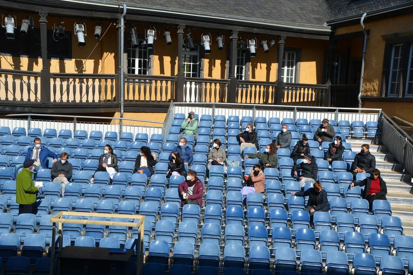 Oberbürgermeister Dirk Meid begrüßt das Ensemble der Burgfestspiele. Foto: Bernd Wollenweber/Stadt Mayen