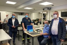 Der Bereitstellungsraum für zusätzliche Unterstützungskräfte wurde in die ehemalige Ahrtalkaserne in Bad Neuenahr verlegt. Feuerwehr- und Rettungskräfte sind auf beiden Seiten der Ahr positioniert.