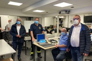 Der Bereitstellungsraum für zusätzliche Unterstützungskräfte wurde in die ehemalige Ahrtalkaserne in Bad Neuenahr verlegt. Feuerwehr- und Rettungskräfte sind auf beiden Seiten der Ahr positioniert.