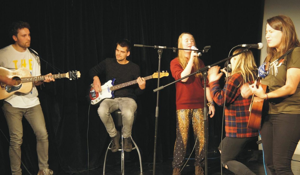 "Rapha + Zoe" haben bei der letzten Veranstaltung "Kunst gegen Bares" das Publikum unterhalten. Foto: FF