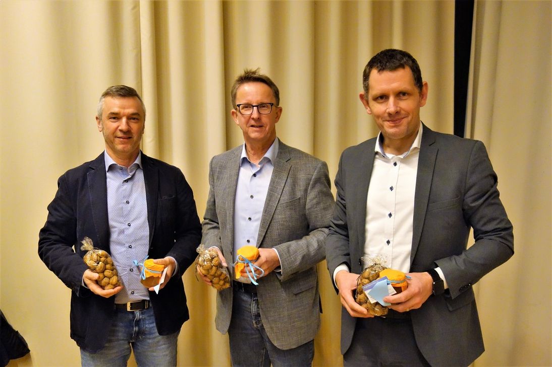 Die Kandidaten, v. l. Volker Kohrs,Uwe Engelmann, Ron Budschat, reich beschenkt mit Mirabellenmarmelade und Nüssen. Foto: Schauß