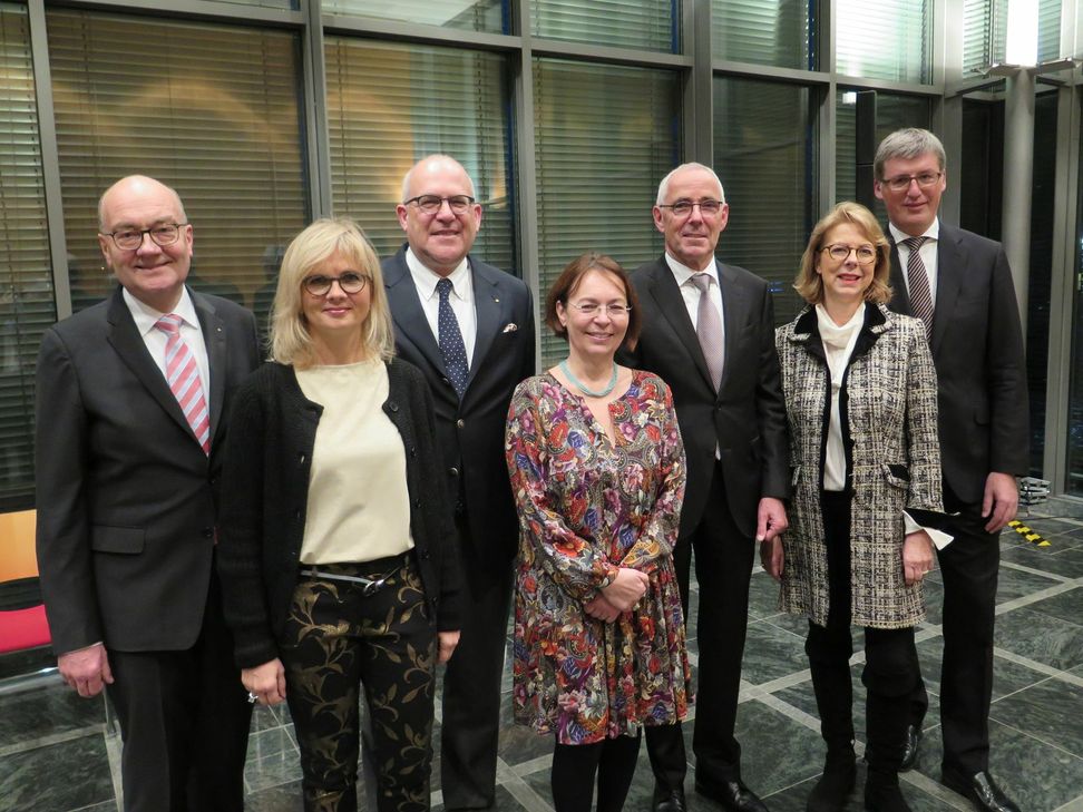 Das Bild zeigt (von links): Ingolf Bermes, Karin Kaltenkirchen, Markus Milz, Andrea Weber, Peter Adrian, Birgit Steil und IHK-Hauptgeschäftsführer Jan Glockauer. Foto: IHK