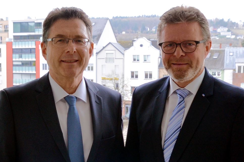 Können auf ein erfolgreiches Geschäftsjahr zurückblicken: die Volksbank-Vorstände Norbert Friedrich (links) und Alfons Jochem. Foto: Finkenberg