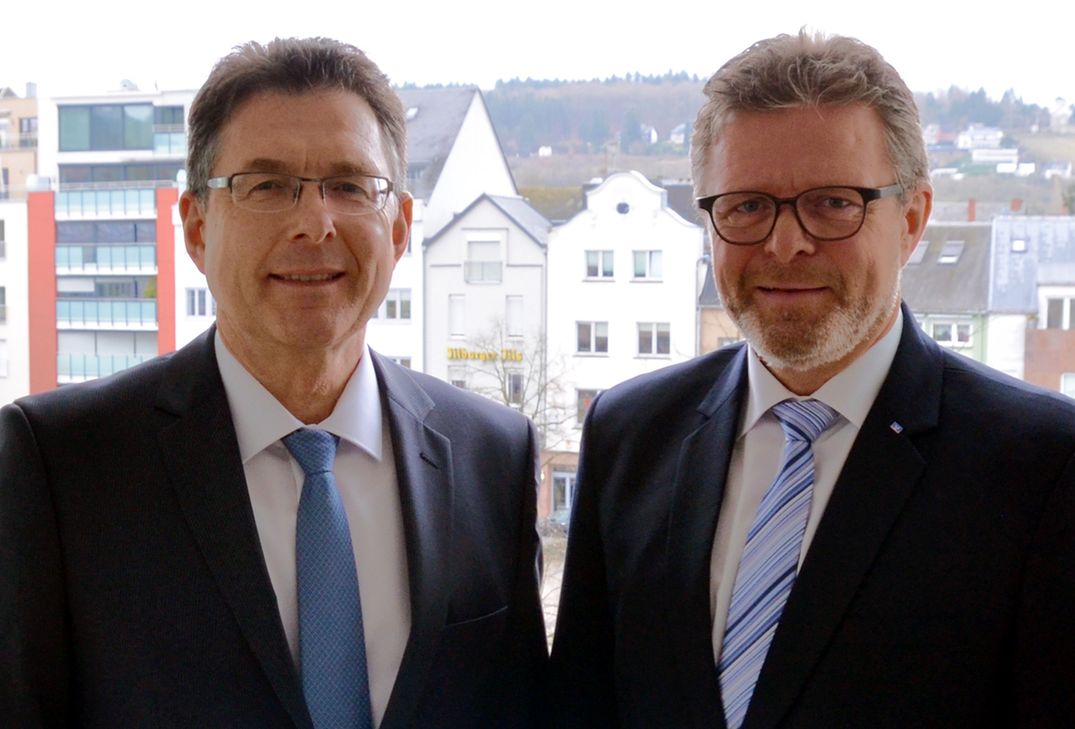 Können auf ein erfolgreiches Geschäftsjahr zurückblicken: die Volksbank-Vorstände Norbert Friedrich (links) und Alfons Jochem. Foto: Finkenberg