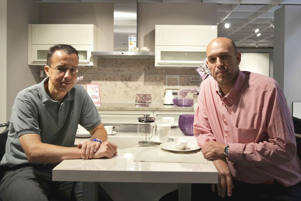 Firmenchef Andreas Brucker (v.li.) und der stellvertretende Abteilungsleiter Gernot Zass informierten über die neue Küchenausstellung. mn-Foto