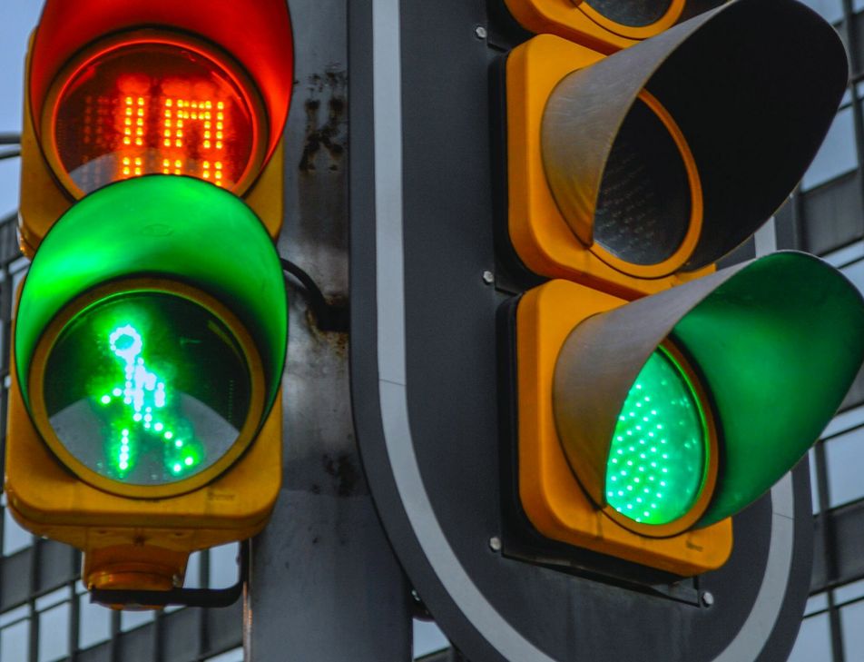 Zu einem Unfall an Ampelanlage in der Wilhelmstraße / Ecke Tiefstraße in Bad Kreuznach sucht die Polizei Zeugen.