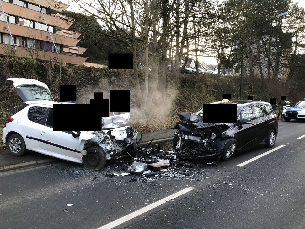 Beide Unfallfahrzeuge waren nicht mehr fahrbereit. Foto: Polizei