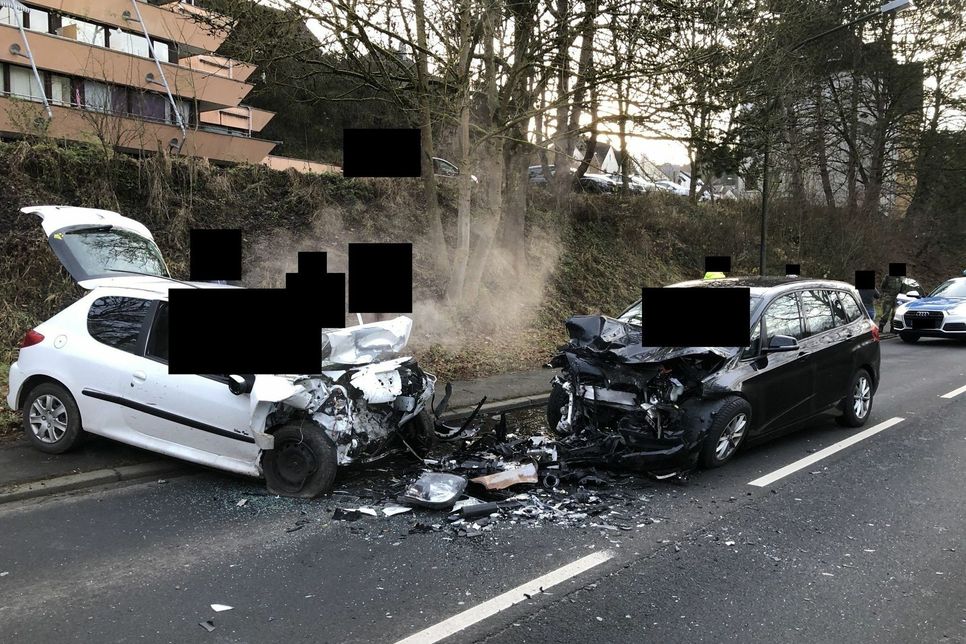 Beide Unfallfahrzeuge waren nicht mehr fahrbereit. Foto: Polizei