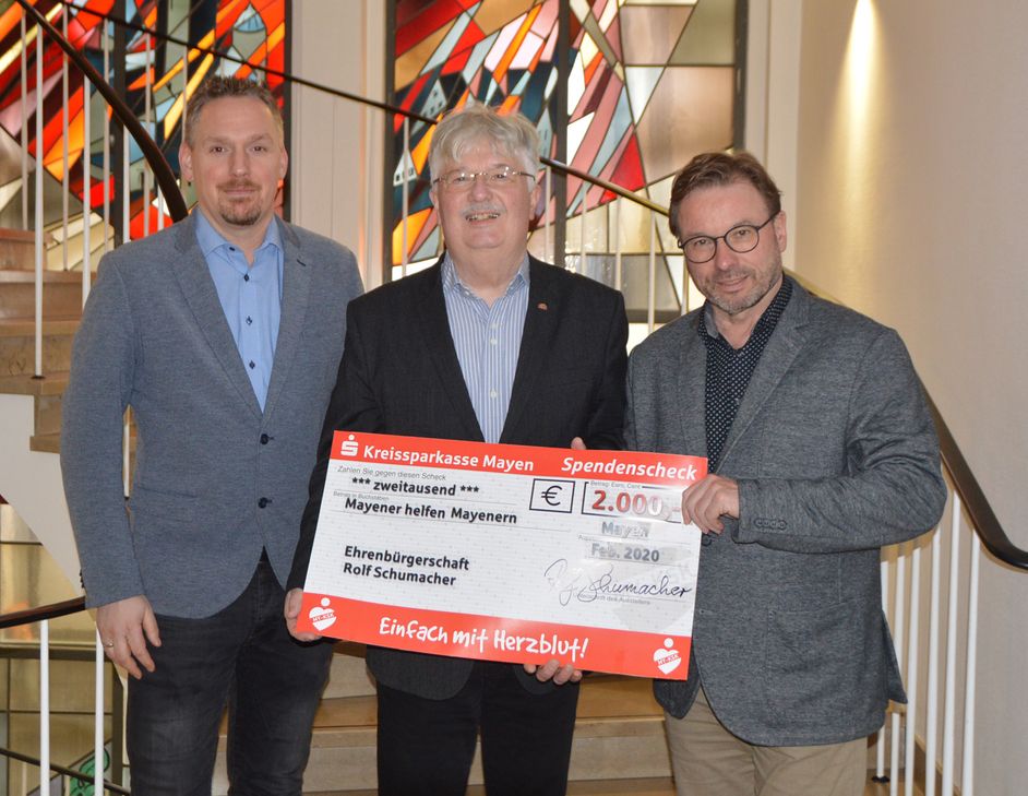 Oberbürgermeister Wolfgang Treis (rechts) und Bereichsleiter "Soziales", Oliver Tiwi (links), freuten sich sehr über die Spende von Ehrenbürger und Bürgermeister a.D. Rolf Schumacher.