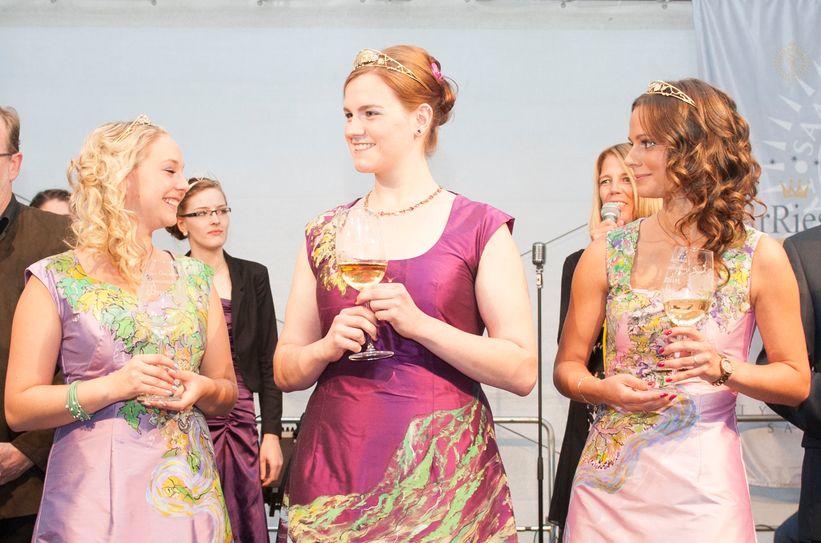 Die neue Saar-Obermosel-Weinkönigin Sarah Schmitt aus Filzen und ihre beiden Prinzessinnen Kerstin Reinert aus Serrig und Anna Karges aus Schoden. Foto: Willems