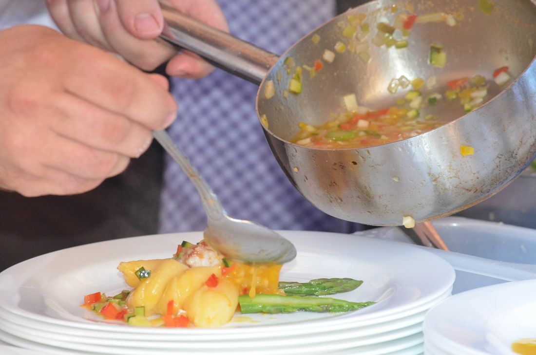 In Restaurants muss mehr Abstand zwischen den Tischen gewahrt werden und die Kontaktdaten der Gäste notiert werden.