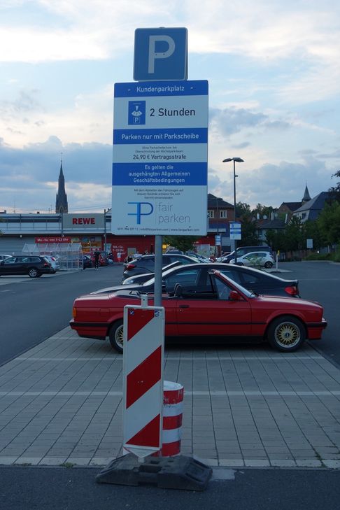 Wer zu lange auf dem Rewe-Parkplatz steht, bekommt jetzt die Quittung. Foto: Gernot Schauß