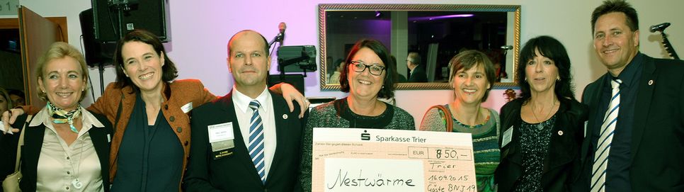 Über einen Spendenscheck in Höhe von 850 Euro konnten sich die Nestwärme Gründerinnen Petra Moske und Elisabeth Schuh (Bildmitte) freuen. Links neben Künstlerin Anja Streese, Ursula Adams, die das Kunstwerk ersteigerte. Foto: FF