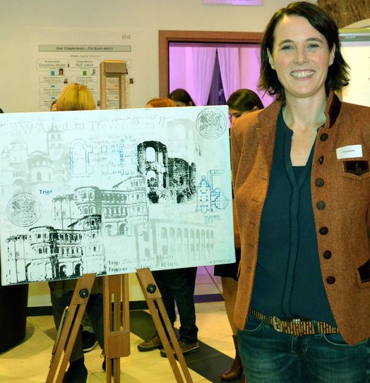 Stiftete ihr Kunstwerk für eine guten Zweck: Die Trierer Künstlerin Anja Streese.  Foto: Fin
