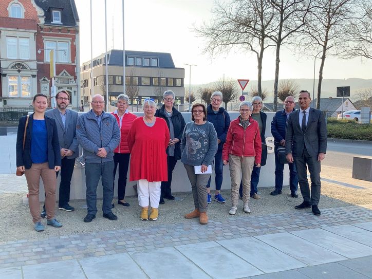 Bürgermeister Rodenkirch (re.) freute sich, engagierte Bürgerinnen und Bürger der Stadt mit der Ehrenamtskarte auszeichnen zu können.