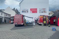 Zahlreiche Einsatzkräfte sind im Einsatz um die Rauchentwicklung schnellmöglich einzudämmen und zu beheben.