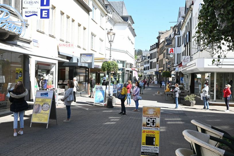 Eindrücke aus Mayen, als am Montag die Geschäfte wieder öffnen durften. Fotos: Walz
