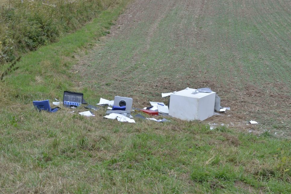 Auf einem Feld zwischen dem Eifel Camp und Reetz wurde der aufgebrochene Tresor gefunden. Foto: Nielen