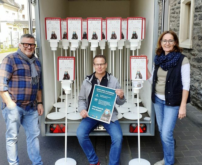 In der vergangen Woche sind die Desinfektionsständer aus einem vollem Anhänger in der Stadt verteilt worden. Von li. nach re.: Michael Denzer (Werbekreis), Frank Hoffmann (Werbekreis) und Bianca Waters (Entwicklungsagentur). Fotos: Stadt Bernkastel-Kues