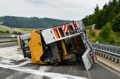 Der mit einem 13 Tonnen schweren Bagger beladene Anhänger schleuderte in die Mittelschutzplanke und kippte um.