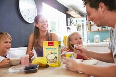 Für Kinder, die durch Wachstum und viel Bewegung einen hohen Energiebedarf haben, ist ein ballaststoffreiches Vitalstoff-Frühstück besonders wichtig. Foto: Jentschura International GmbH