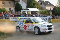 Das Eifel Rallye Festival führt die historischen Rallyefahrzeuge durch die Orte und Feld im Dauner Umkreis.