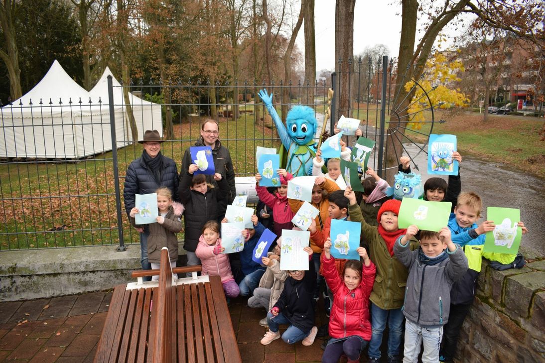 An dem Zaun an der Ahr hängt nun Ahrvins Briefkasten. Foto: Laga Bad Neuenahr-Ahrweiler 2022 gGmbH