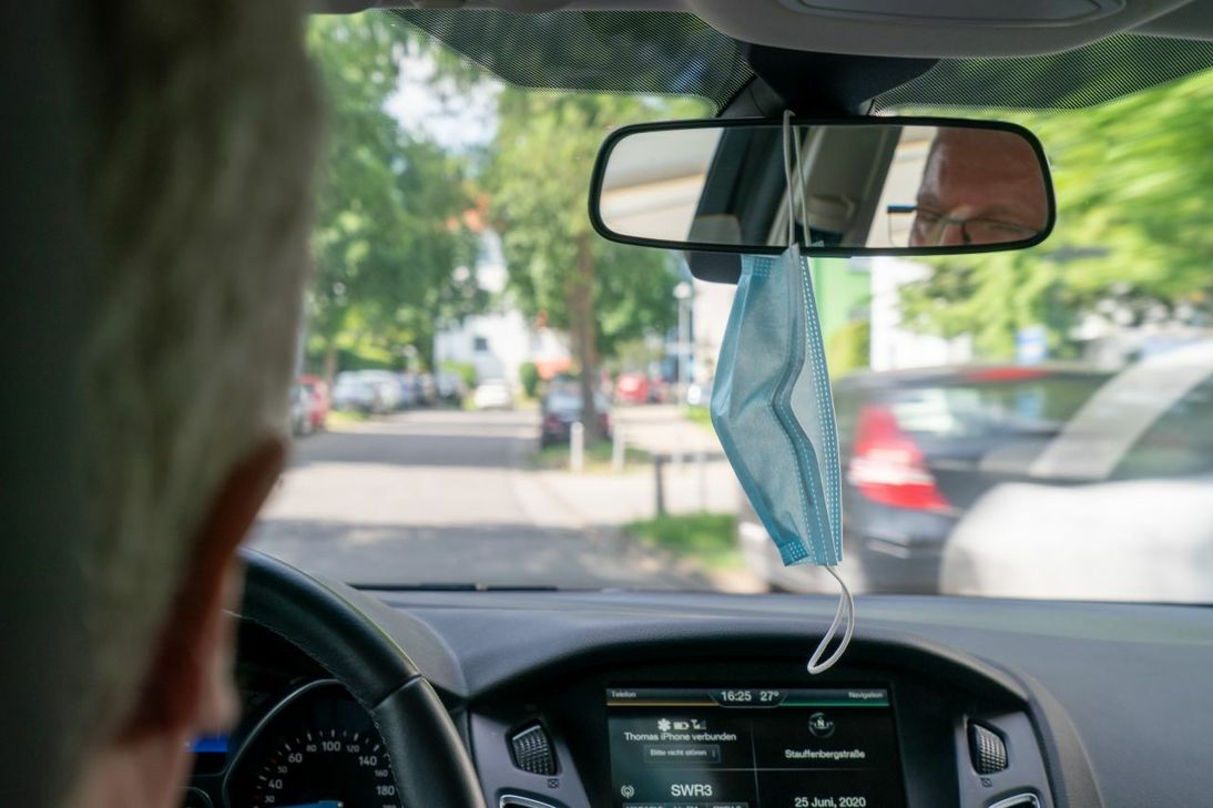Der Rückspiegel taugt nicht als Garderobenhaken für Corona-Masken. Foto: DEKRA