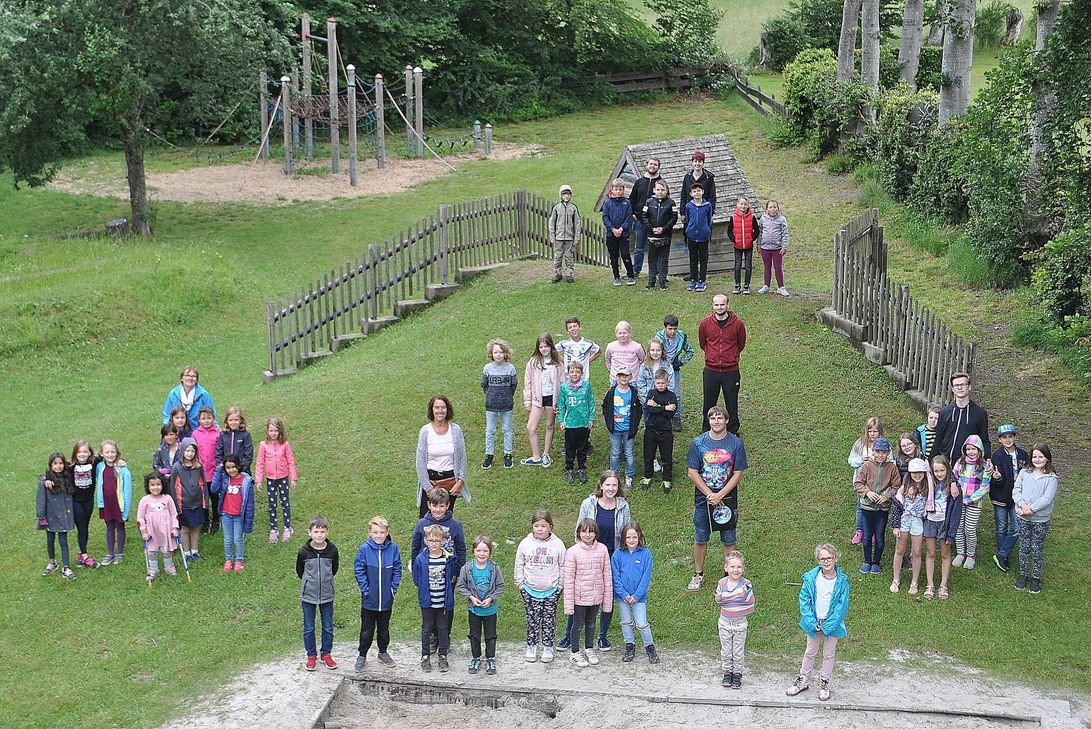 Mit Spaß und auf Abstand verbringen über 60 Kinder im Grundschulalter einen Teil ihrer Sommerferien auf dem Gelände der Höfener Grundschule - bei der Monschauer Ferienfreizeit unter Leitung von Marita Delvenne. Foto: Schepp