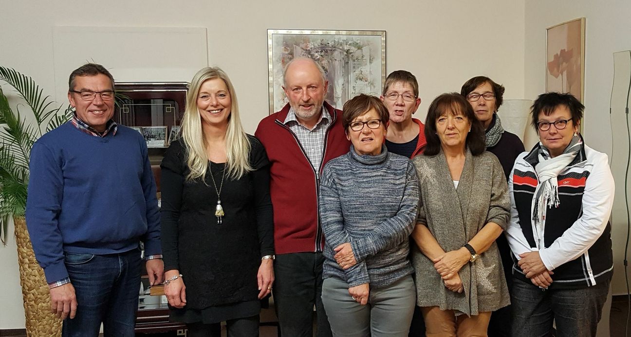 Projektleiterin Elisabeth Schuster (Zweite von links) mit den Kümmerern vor Ort aus Hambuch, Gamlen und Forst.