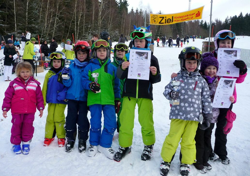 Bei strahlendem Sonnenschein und besten Pistenbedingungen fand am Sonntag, den 15. Januar das kurzfristig organisierte Hochwald Pokal Ski-Rennen 2017 auf dem Dollberg in Neuhütten statt. Zahlreiche Zuschauer sahen zwei Riesen-Slalomdurchgänge, die 54 Teilnehmerinnen und Teilnehmer im Alter von sechs bis 65 Jahre absolvierten. Die Aktiven starteten für die Ski-Clubs aus Neuhütten, Idar-Oberstein, Trier und Hermeskeil. Foto: FF